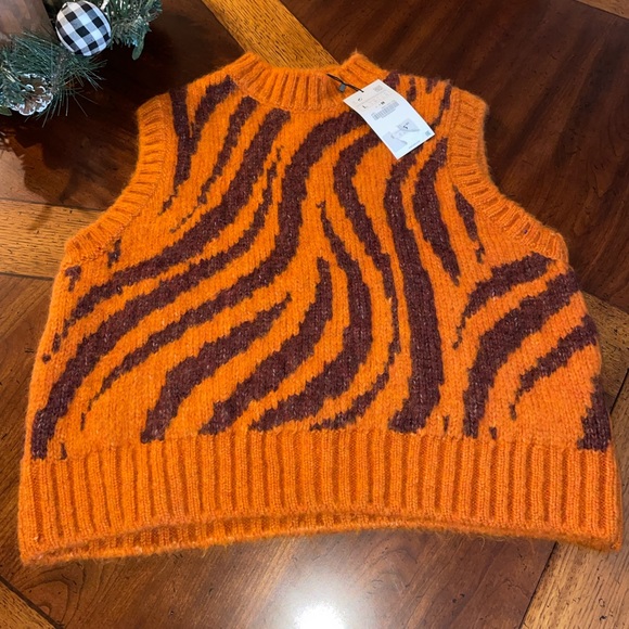 Zara Sweaters - NWT Zara Animal inspired print chunky sweater vest